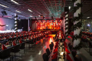 En bild på en lokal full av energi och feststämning under ett spännande event på Borås Kongress. Här samlas människor för att njuta av musik, dans och glädje i en unik atmosfär. Den välfungerande ljussättningen och det professionella ljudsystemet skapar en oemotståndlig upplevelse. Upptäck möjligheterna för minnesvärda event i denna fantastiska lokal.